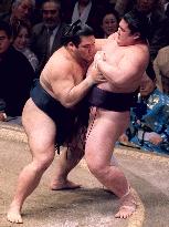 Tochiazuma takes sole lead in New Year sumo